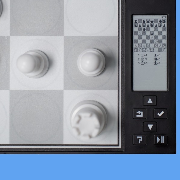 Finally learning chess? This MoMA-endorsed smart board plays you like a person | DeviceDaily.com