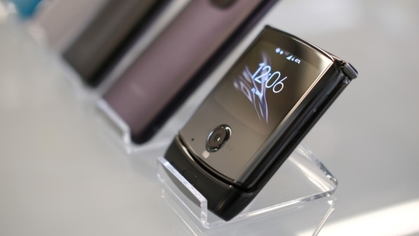 Motorola’s wild new Razr is here, and it’s basically a foldable iPhone | DeviceDaily.com