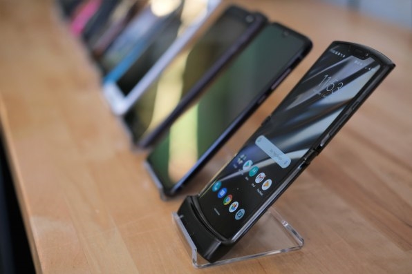 Motorola’s wild new Razr is here, and it’s basically a foldable iPhone | DeviceDaily.com