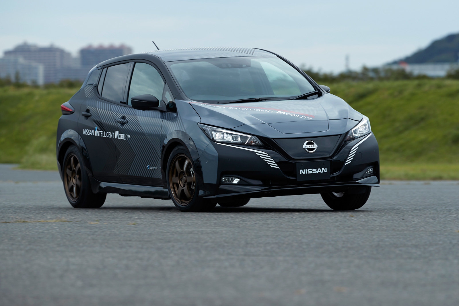 Nissan's dual-motor Leaf test car hints at future EVs | DeviceDaily.com