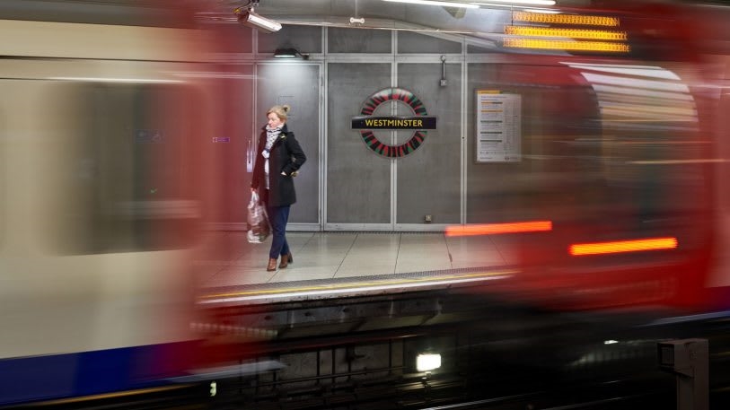 The London Underground’s logo gets an inspired redesign | DeviceDaily.com