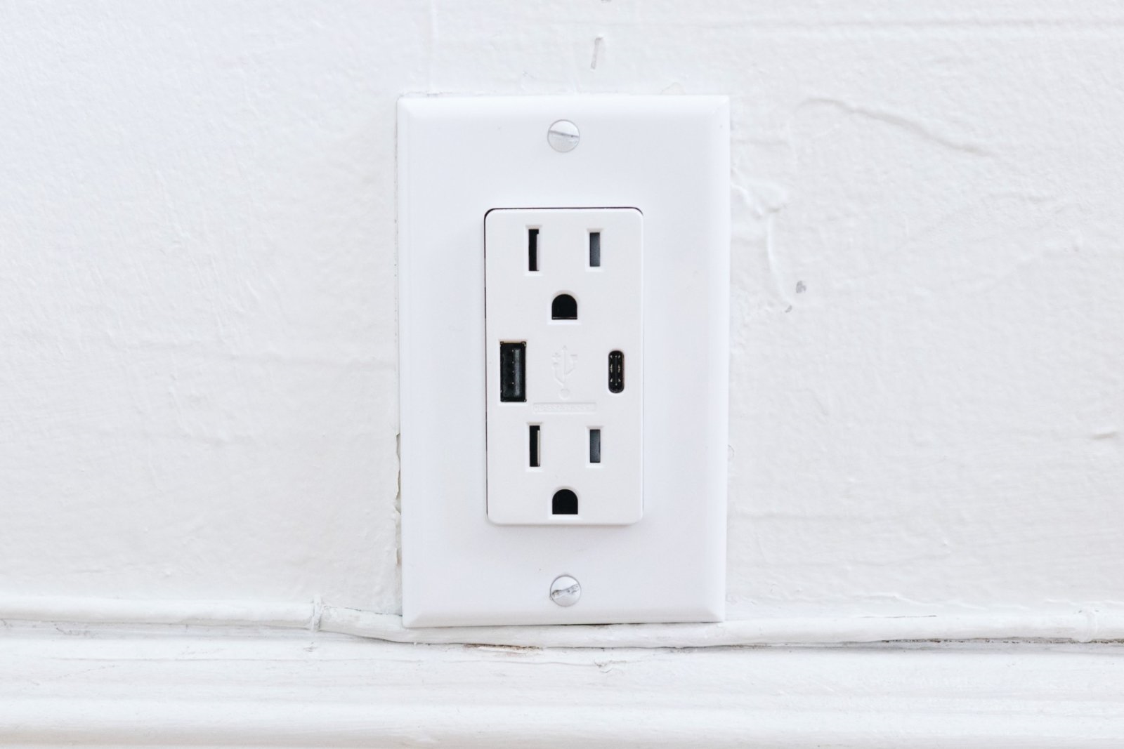 The best travel plug adapter | DeviceDaily.com