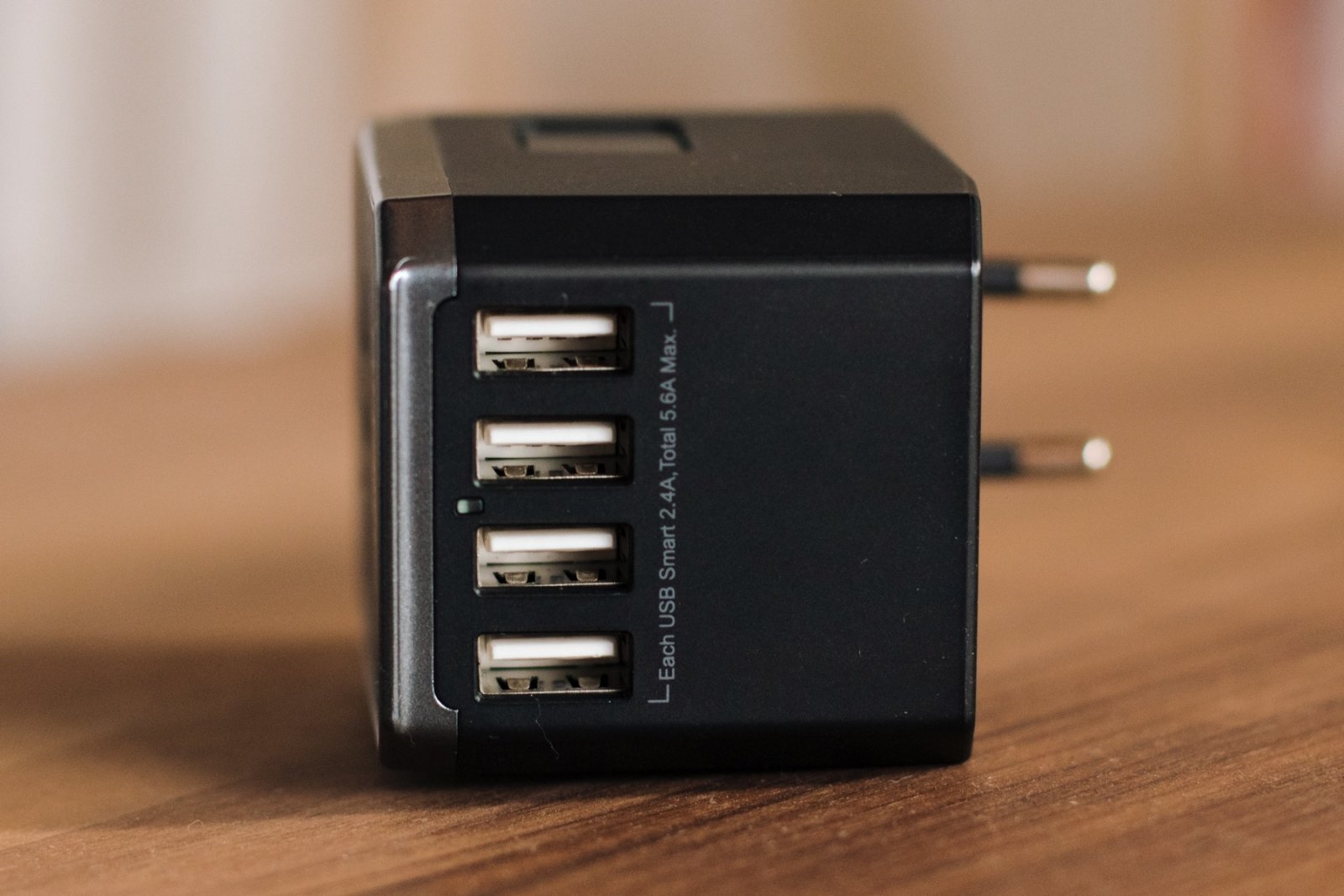 The best travel plug adapter | DeviceDaily.com