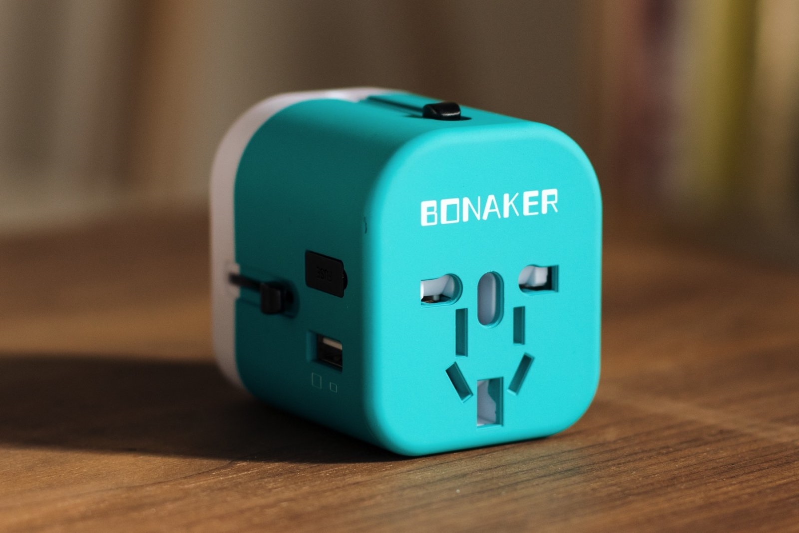 The best travel plug adapter | DeviceDaily.com