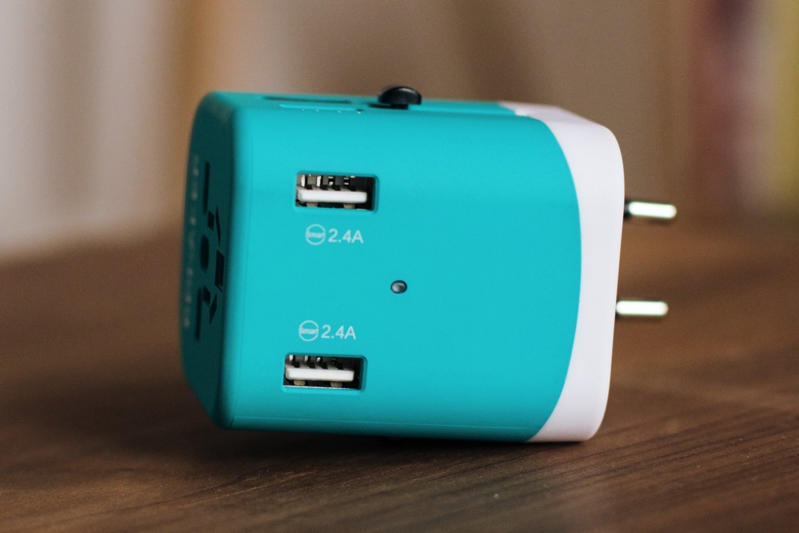 The best travel plug adapter | DeviceDaily.com