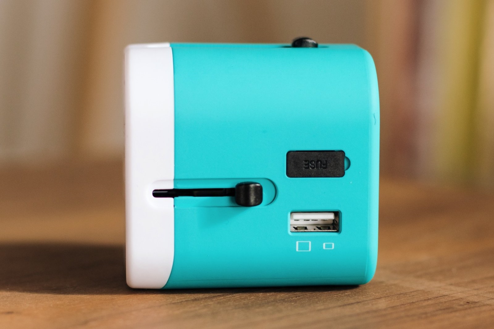 The best travel plug adapter | DeviceDaily.com