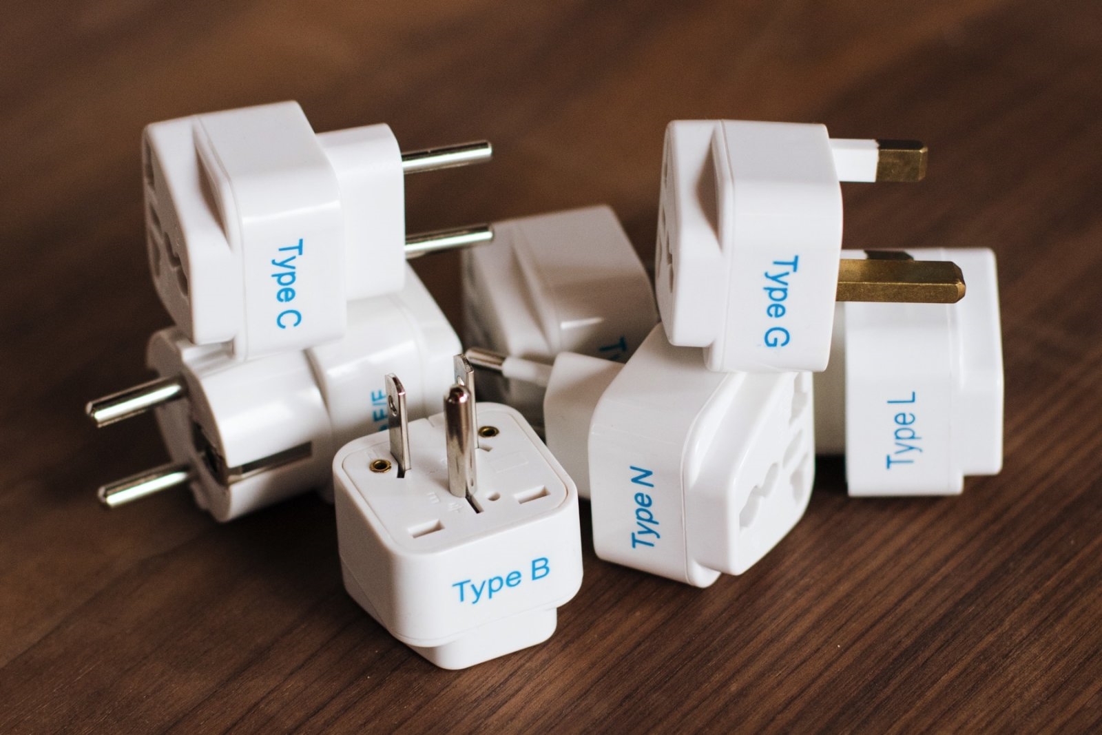 The best travel plug adapter | DeviceDaily.com