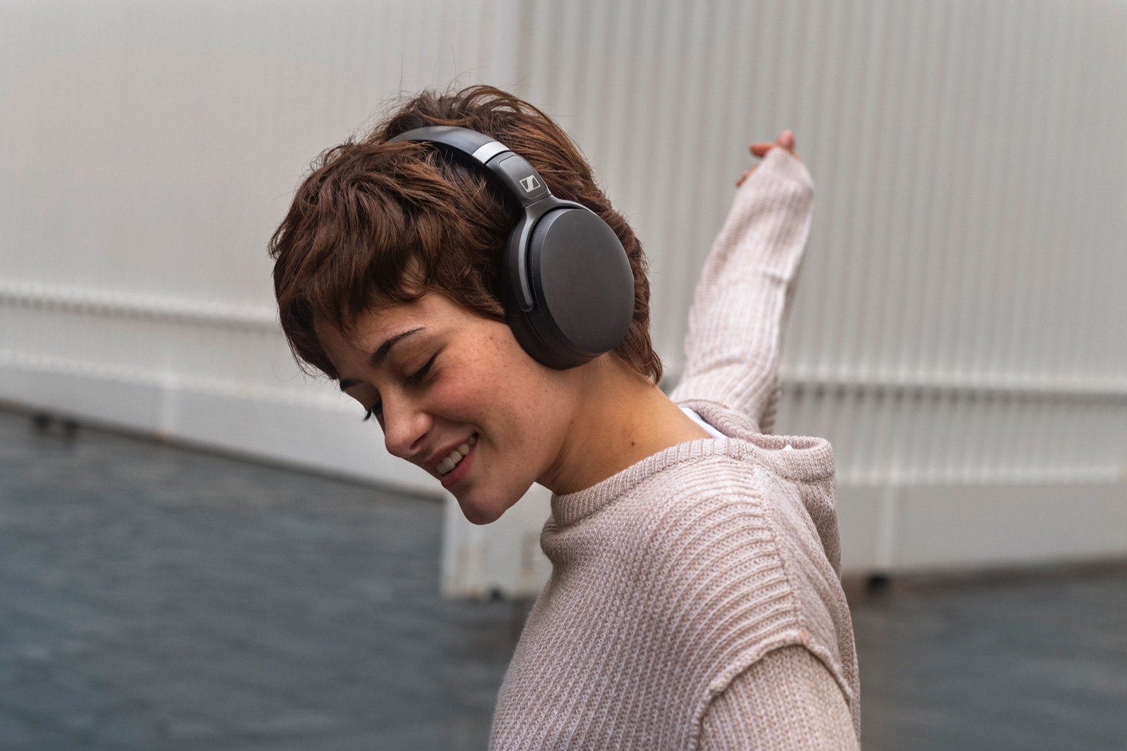 Sennheiser's latest over-ear wireless headphones offer affordable ANC | DeviceDaily.com