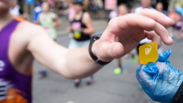 This edible blob filled with water means you don’t need a plastic bottle | DeviceDaily.com