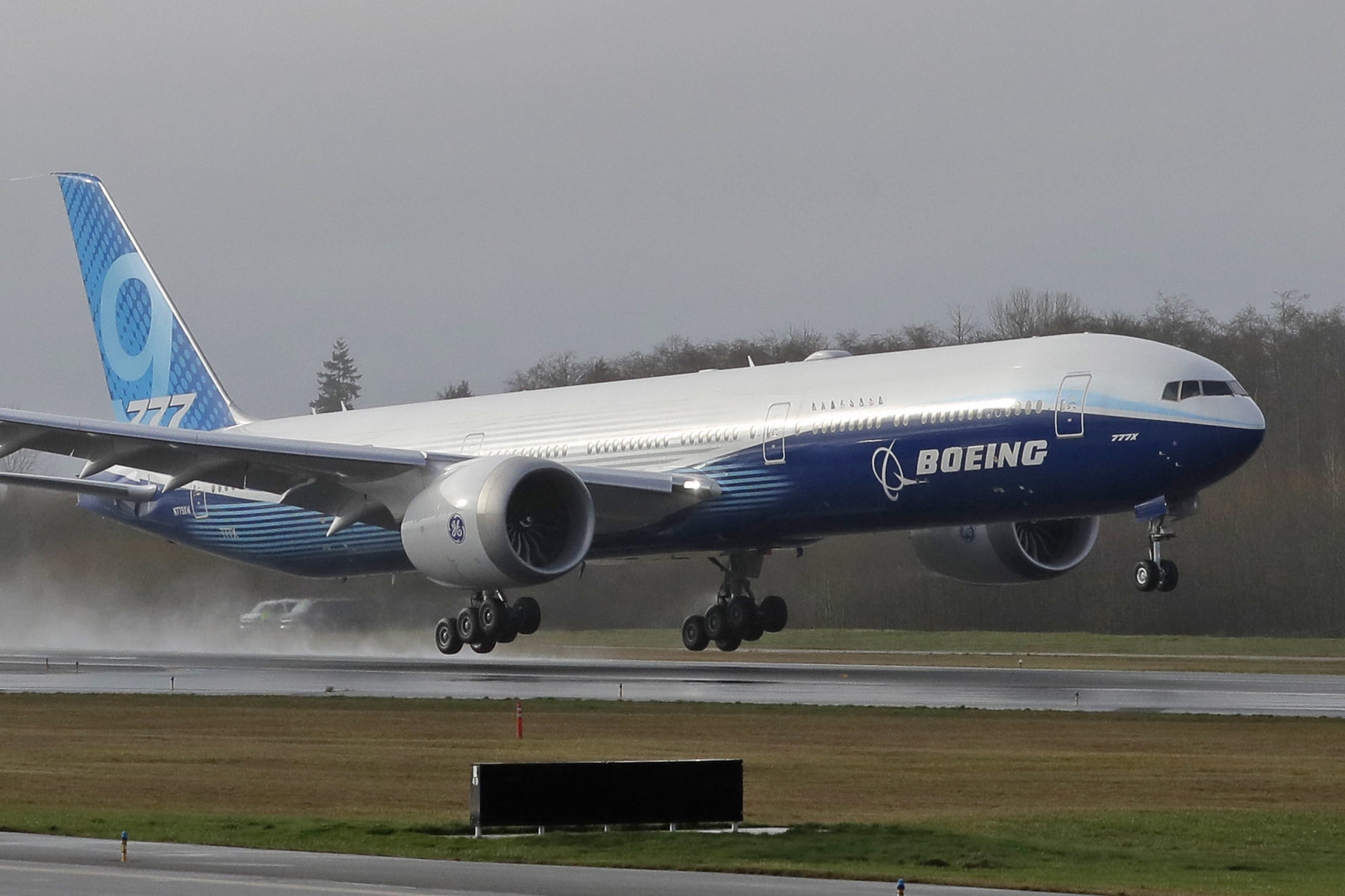 Boeing completes test flight for the world's largest twin-engine jet | DeviceDaily.com