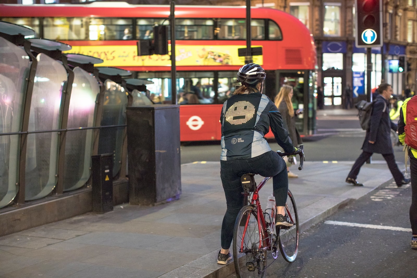 Ford’s biking jacket shows emoji to everyone behind you | DeviceDaily.com