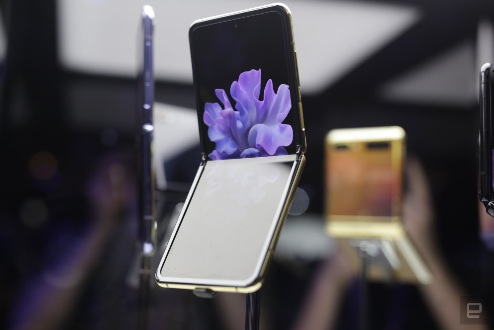 Galaxy Z Flip teardown video looks inside Samsung's latest foldable | DeviceDaily.com