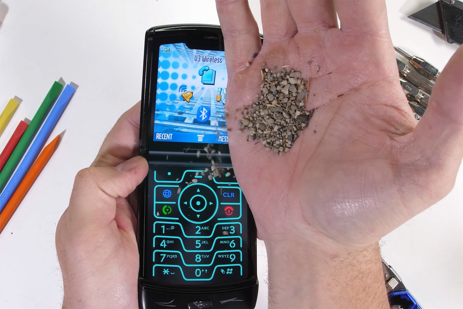 Moto Razr test gauges the phone's ability to survive 'pocket sand' | DeviceDaily.com