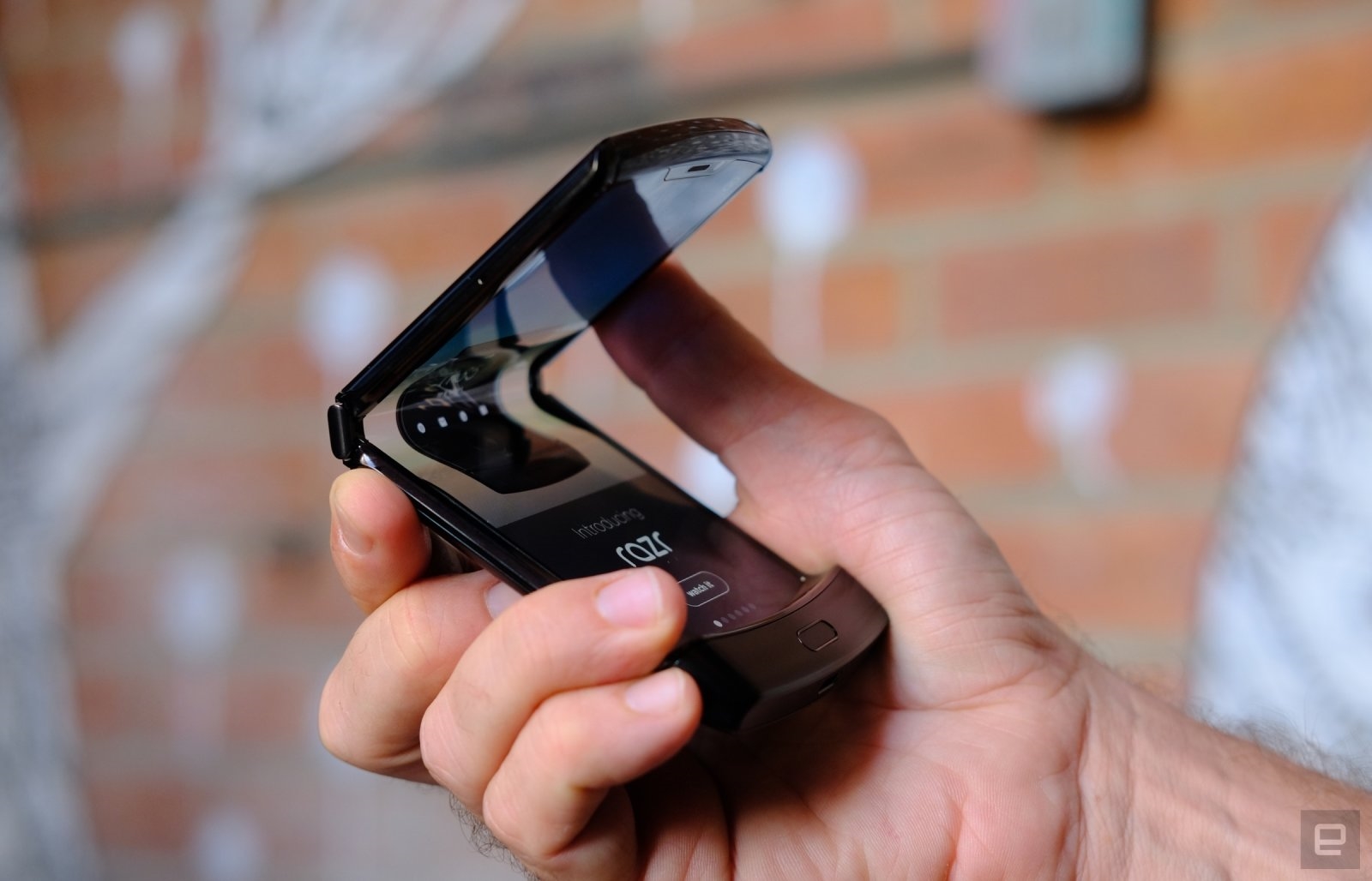 Motorola Razr's hinge 'broke' after 27,000 folds in durability test | DeviceDaily.com