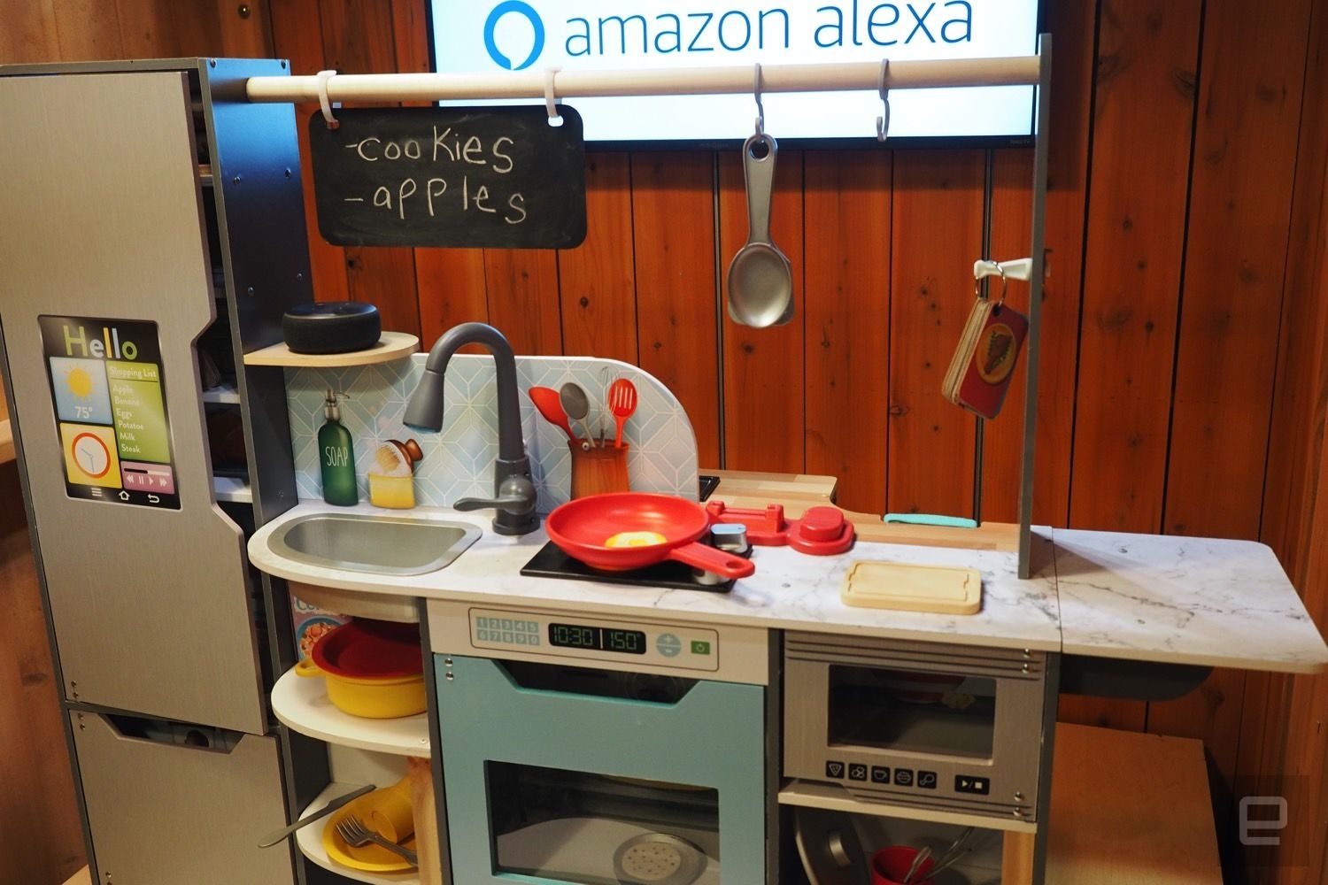 KidKraft's Alexa-powered toy kitchen sizzles and tells dad jokes | DeviceDaily.com