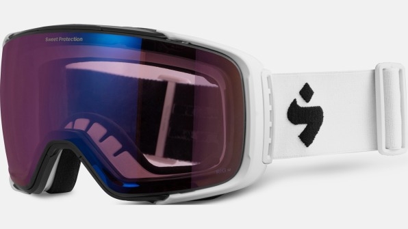These are hands-down the best ski and snowboard goggles | DeviceDaily.com