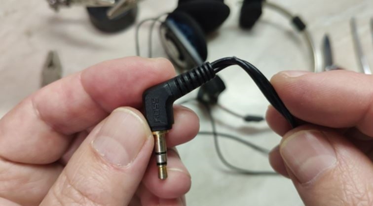 How to Fix your Headphones Yourself: A Step-by-Step Guide | DeviceDaily.com