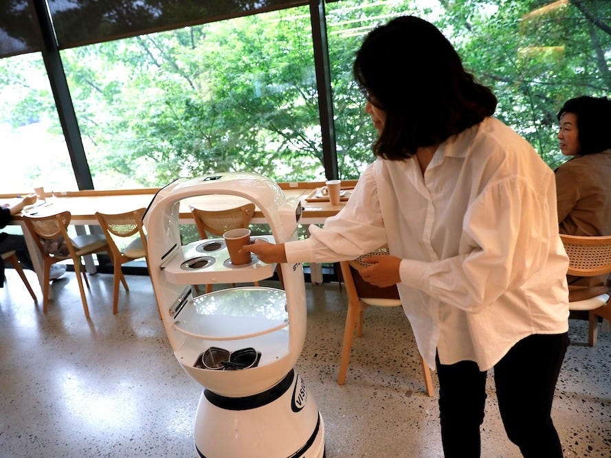 South Korean cafe uses robotic baristas to comply with social distancing | DeviceDaily.com