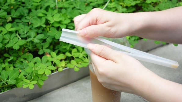 This reusable plastic straw has a genius design fix that might win over the haters | DeviceDaily.com