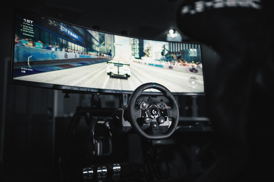 Logitech's G923 racing wheel makes you feel every curve of the road | DeviceDaily.com