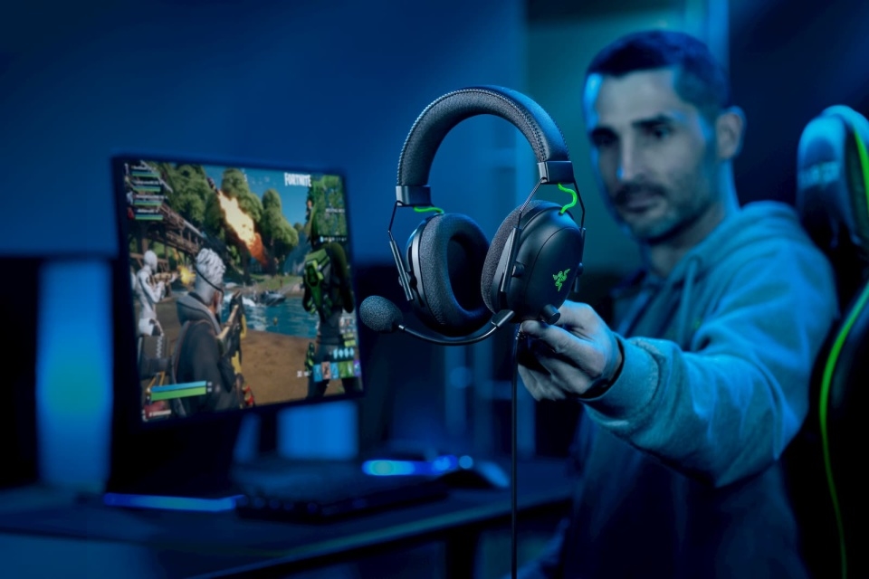 Razer updates its BlackShark headset with THX spatial audio | DeviceDaily.com