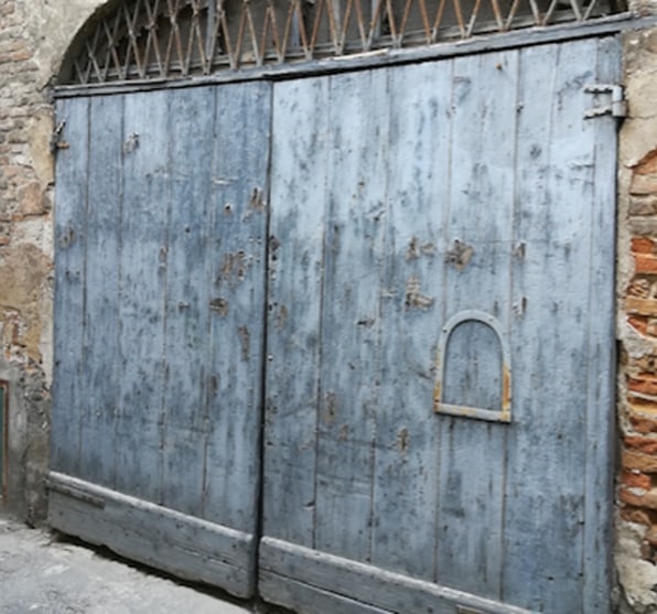 Italians revive a Black Plague tradition: Serving wine out of tiny windows | DeviceDaily.com