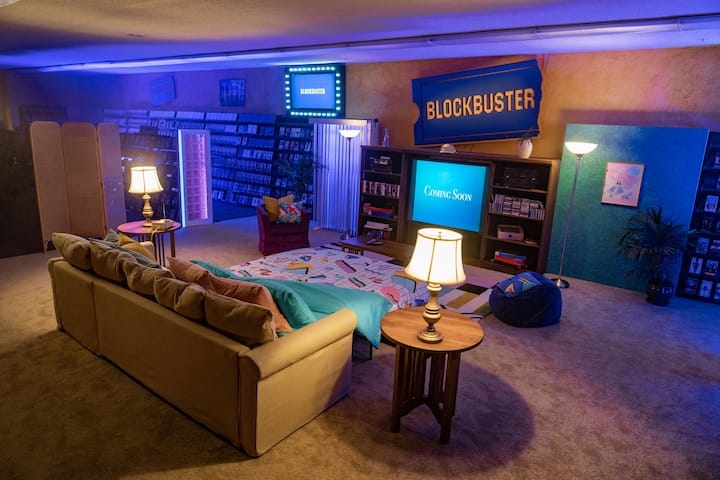 The last Blockbuster is hosting an Airbnb sleepover in September | DeviceDaily.com