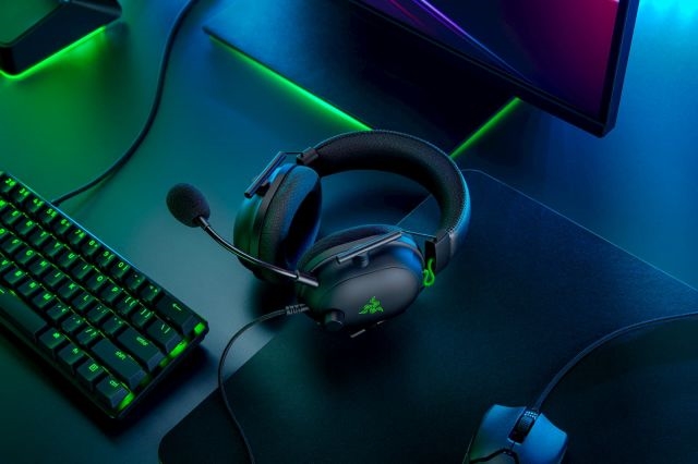 Razer updates its BlackShark headset with THX spatial audio | DeviceDaily.com