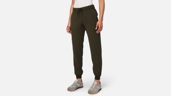 These are our favorite sweats, leggings, and joggers for fall 2020 | DeviceDaily.com