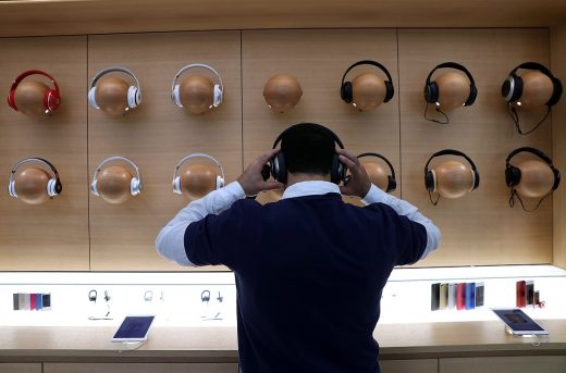 Bloomberg: Apple Stores drop most third-party headphones and speakers