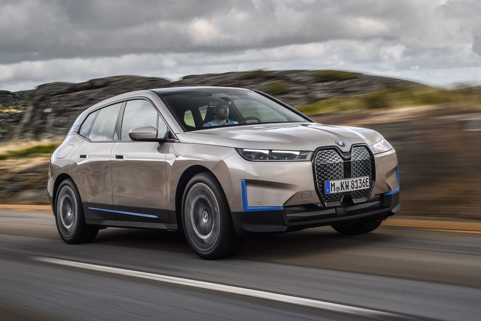 BMW's iX is a flagship electric SUV with 300 miles of range | DeviceDaily.com