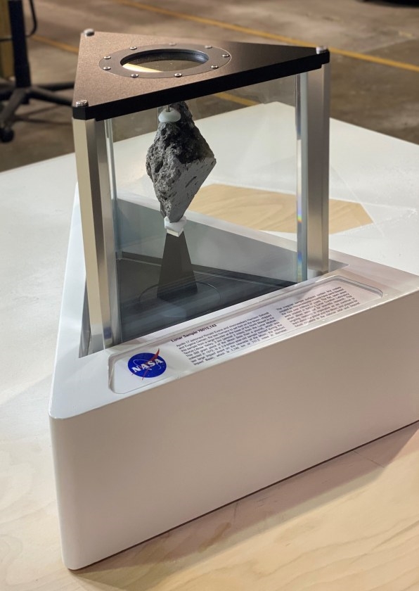 The story behind the Moon rock in the Biden Oval Office | DeviceDaily.com