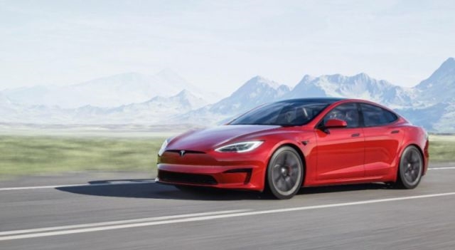 The redesigned Tesla Model S interior swaps in a steering yoke | DeviceDaily.com
