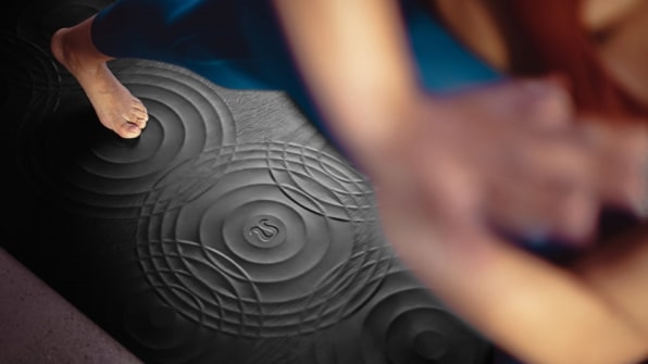 Lululemon gives the yoga mat a clever makeover | DeviceDaily.com