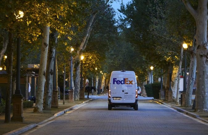 FedEx plans for an all-electric delivery fleet by 2040 | DeviceDaily.com