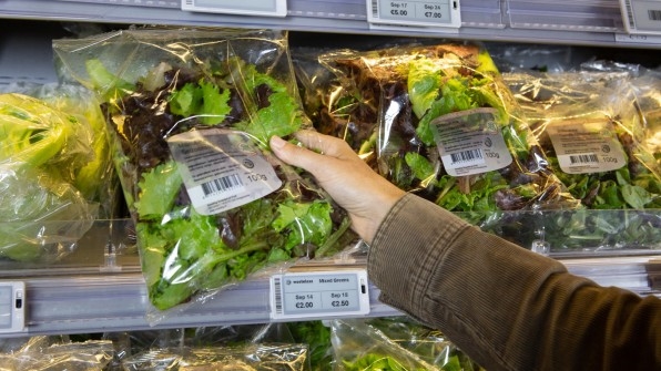 These electronic price tags lower the cost of groceries as they get older | DeviceDaily.com