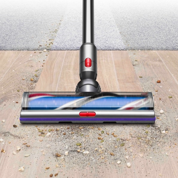 Dyson’s latest vacuum shoots green laser beams | DeviceDaily.com