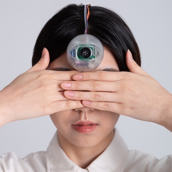 Never faceplant again staring at your phone, thanks to this robotic third eye | DeviceDaily.com