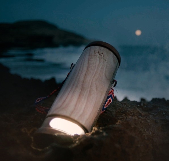 This lantern only needs sea water to charge | DeviceDaily.com