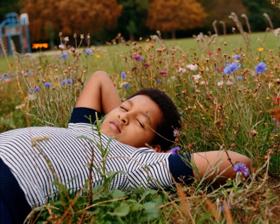 These heartbreaking photos capture kids’ lives under lockdown | DeviceDaily.com