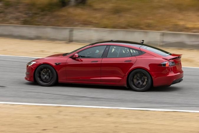 Tesla's Model S Plaid may pack a retractable spoiler | DeviceDaily.com