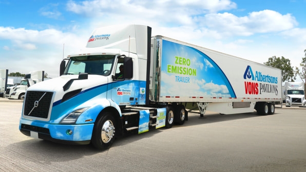 This supermarket chain just made the first zero-emissions food delivery with a Class 8 truck | DeviceDaily.com
