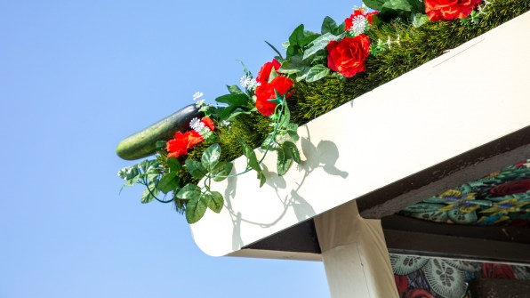 Why U.K. bus stops suddenly smell like roses and cucumber | DeviceDaily.com