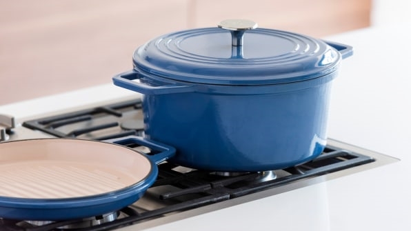 This affordable, two-for-one Dutch oven doubles as a grill pan | DeviceDaily.com