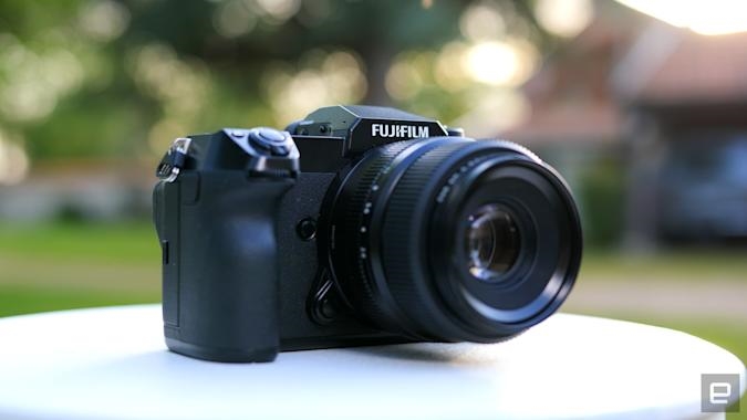 Fujifilm’s $3,999 GFX 50S II is its most affordable medium format camera yet | DeviceDaily.com