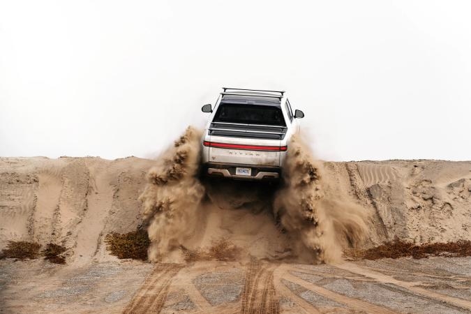 Rivian’s electric pickup and SUV officially have over 300 miles of range | DeviceDaily.com