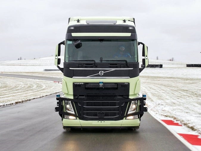 Volvo unveils prototype self-driving semi truck built for long hauls | DeviceDaily.com