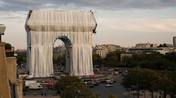 The phenomenal story of how Christo wrapped the Arc de Triomphe in 270,000 square feet of fabric | DeviceDaily.com