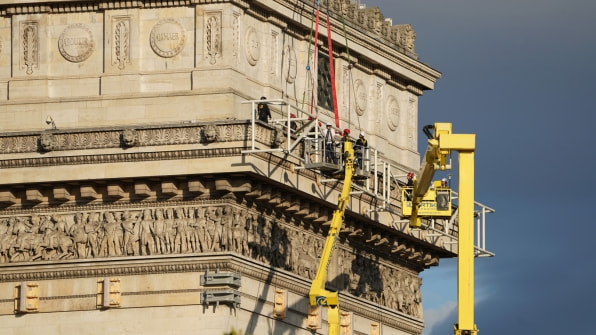 The phenomenal story of how Christo wrapped the Arc de Triomphe in 270,000 square feet of fabric | DeviceDaily.com