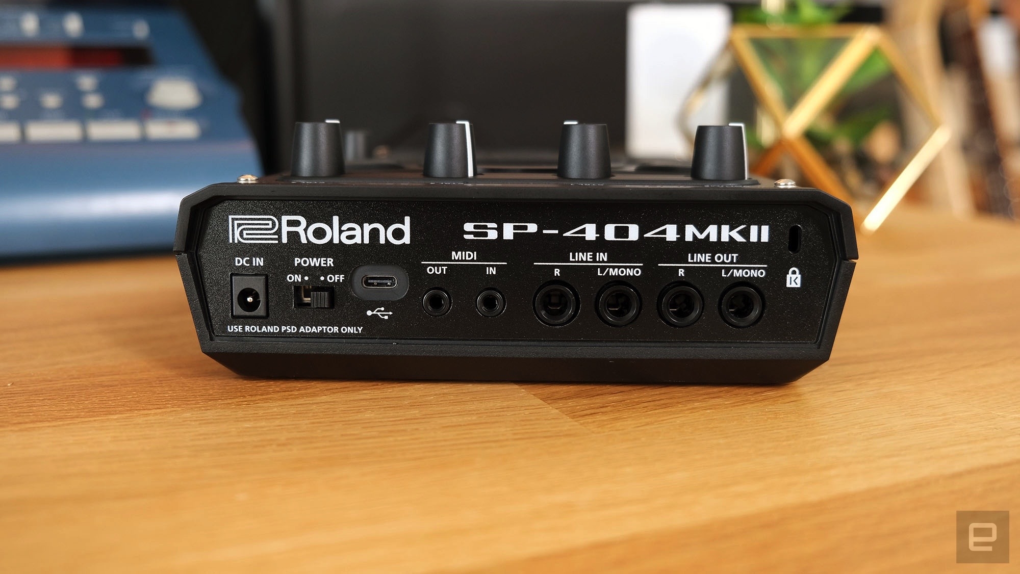 Roland SP-404MKII hands-on: Dragging an iconic sampler into the modern age | DeviceDaily.com